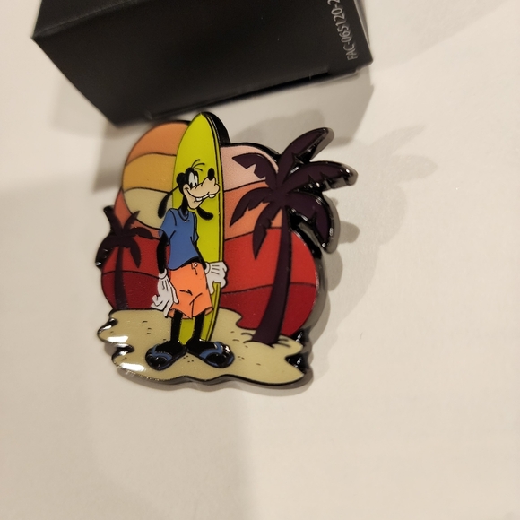 Loungefly Disney Mickey Mouse & Friends Goofy Sunset Beach Blind Box Pin Opened - Picture 7 of 11
